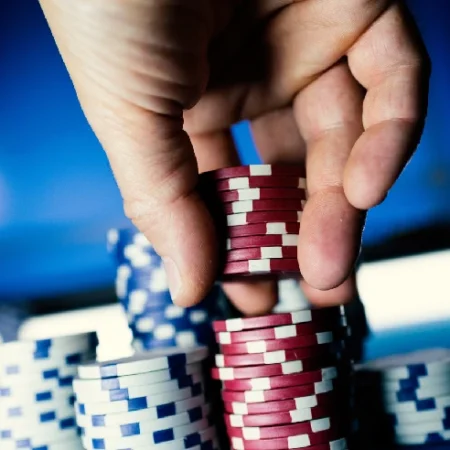 Where Can Players Find the Best Online Poker Tournaments and Strategy Tips?