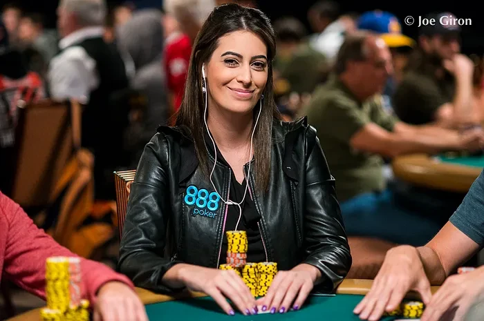 How Do Pro Players Build a Winning Online Poker Tournament Strategy?