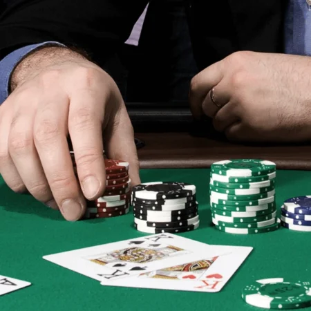 What Are the Basic Strategies Every Online Poker Player Should Know?